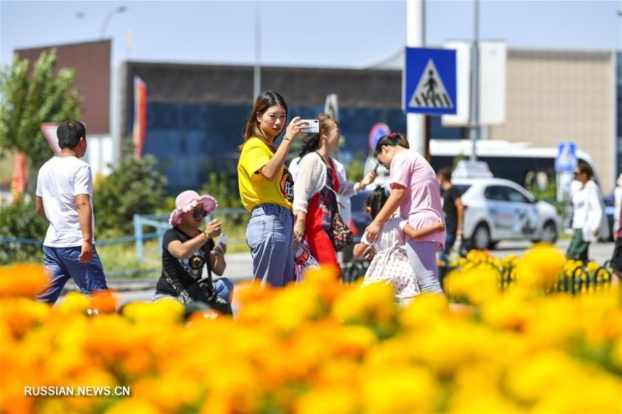 Наплыв туристов в МЦПС "Хоргос" на китайско-казахстанской границе 