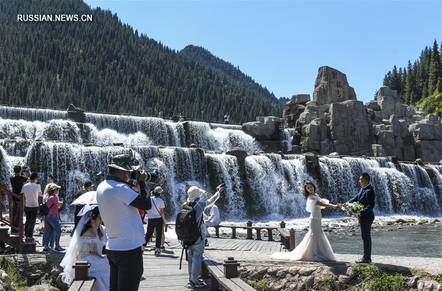 Ущелье "Тяньшань" в Синьцзяне привлекает большое количество туристов своими прекрасными пейзажами