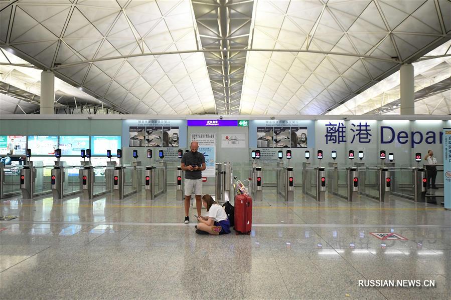 Из-за беспорядков аэропорт Сянгана отменил в понедельник все рейсы