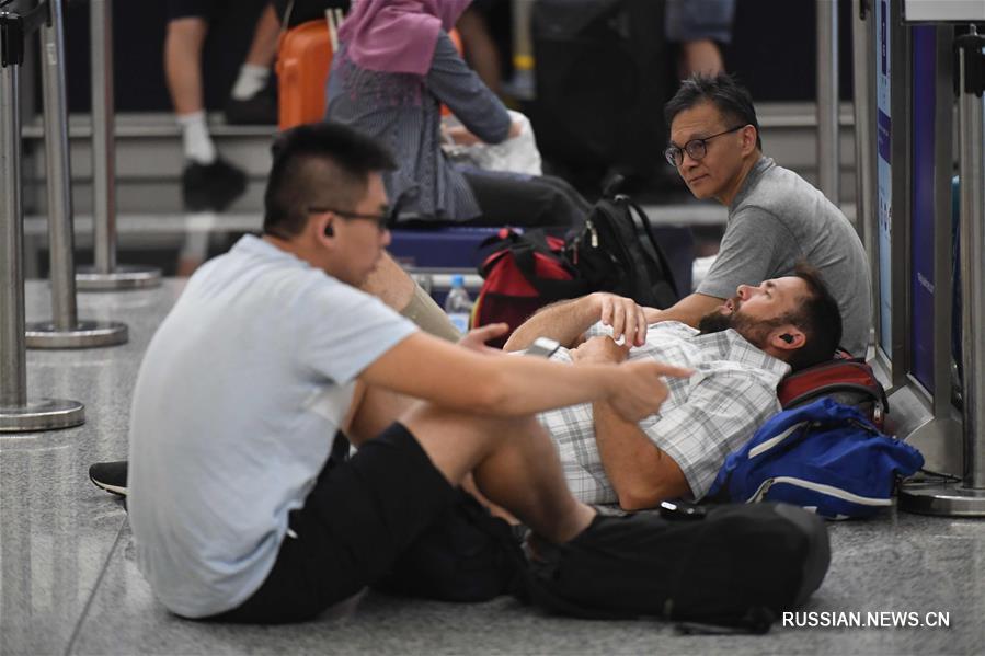 Из-за беспорядков аэропорт Сянгана отменил в понедельник все рейсы