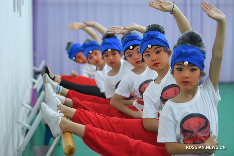 Курсы пекинской оперы в дни летних каникул ждут ребят из Таншаня