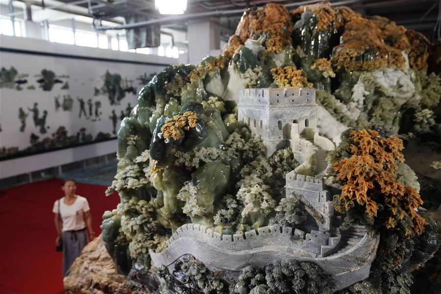 В провинции Ляонин представили вырезанную из жадеита Великую Китайскую стену 