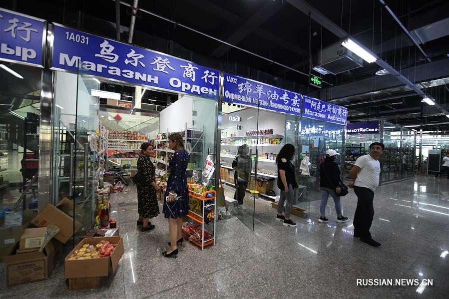 Оживленный рынок китайско-казахстанской приграничной торговли на КПП Бакту в Синьцзяне 