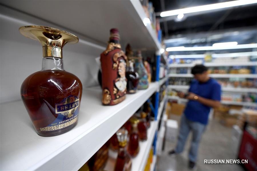 Оживленный рынок китайско-казахстанской приграничной торговли на КПП Бакту в Синьцзяне 