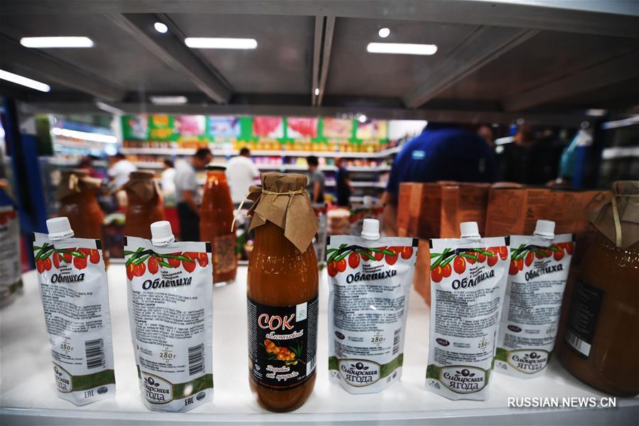 Оживленный рынок китайско-казахстанской приграничной торговли на КПП Бакту в Синьцзяне 