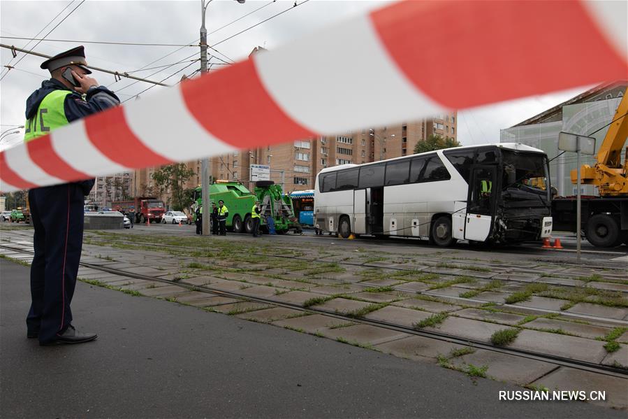 （国际）（1）一载有中国游客大巴在莫斯科发生交通事故致10余人受轻伤