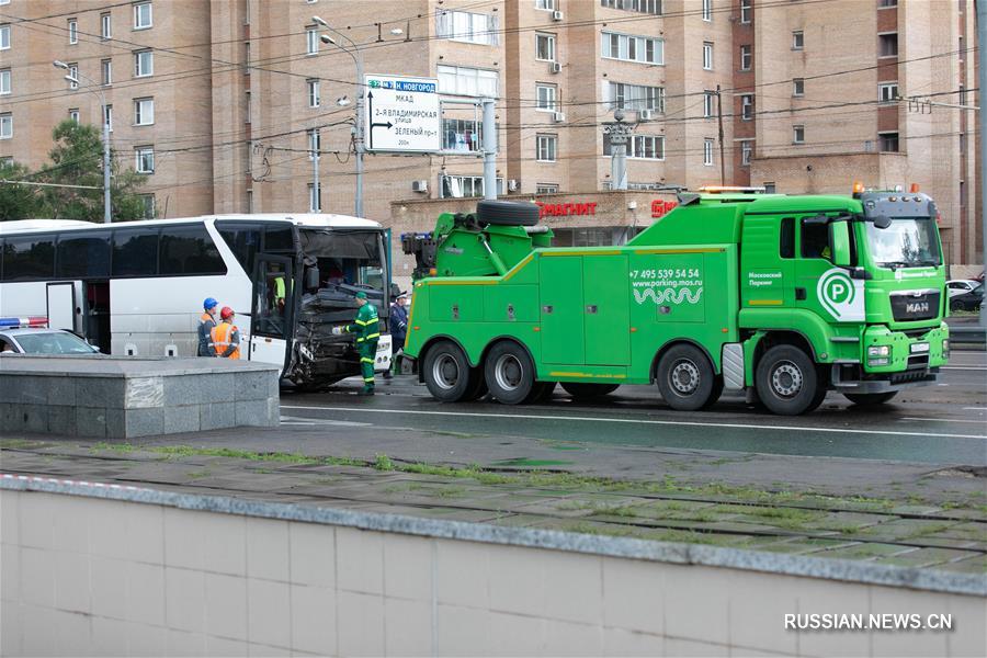 （国际）（4）一载有中国游客大巴在莫斯科发生交通事故致10余人受轻伤