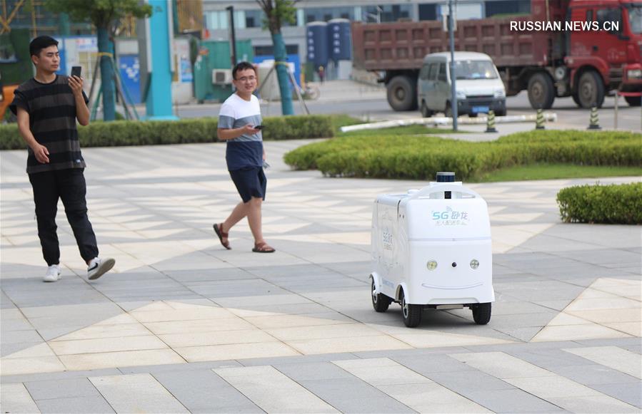 Беспилотный автомобиль-курьер на сети 5G в Нанкине