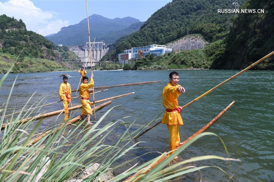 Величайшее мастерство "сплава по реке на бамбуковом бревне" в провинции Фуцзянь