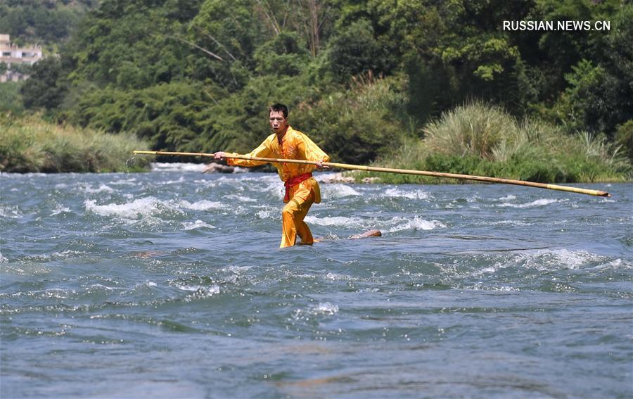 Величайшее мастерство "сплава по реке на бамбуковом бревне" в провинции Фуцзянь