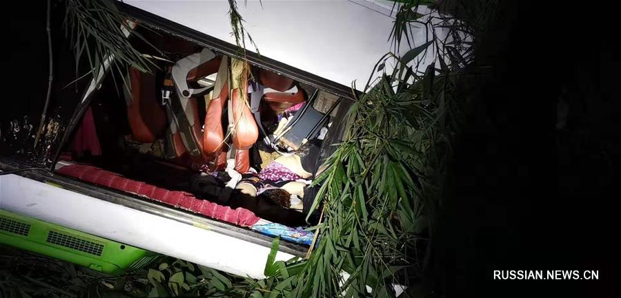 (国际)(3)中国旅游团在老挝遭遇车祸多人伤亡