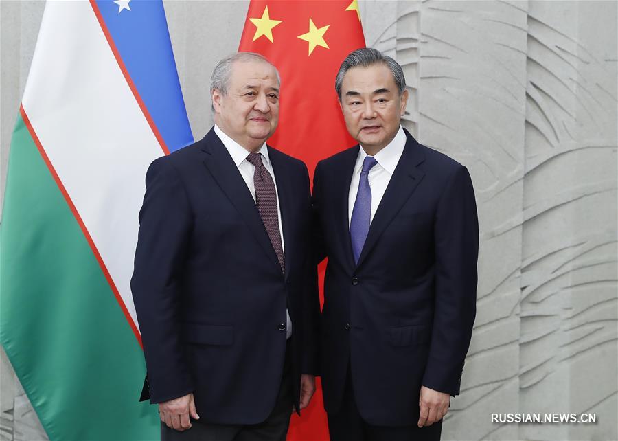 Ван И провел переговоры с министром иностранных дел Узбекистана А. Камиловым