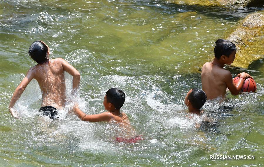 Летние каникулы ребят в далекой горной деревне народности мяо