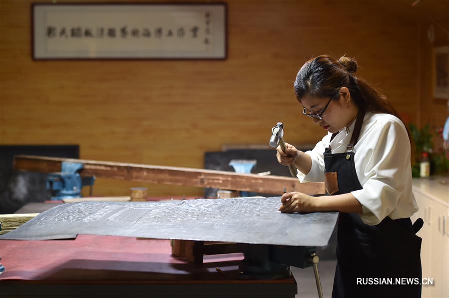Хранительница секретов старинного искусства горельефов на железных листах из провинции Хэбэй