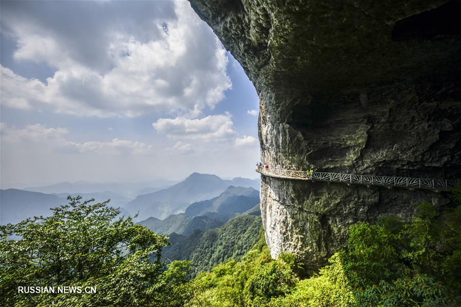 Захватывающие дух пейзажи ландшафтного парка Цзиньфошань на юго-западе Китая
