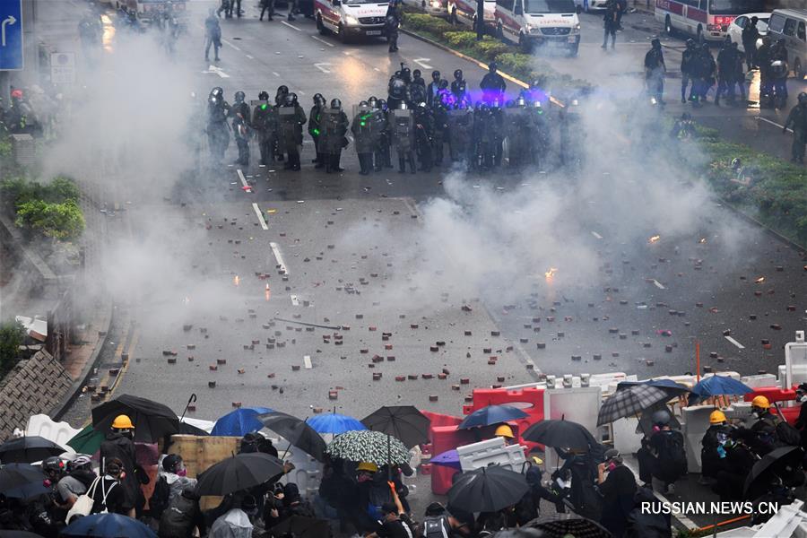 В Сянгане радикально настроенные демонстранты атакуют полицию