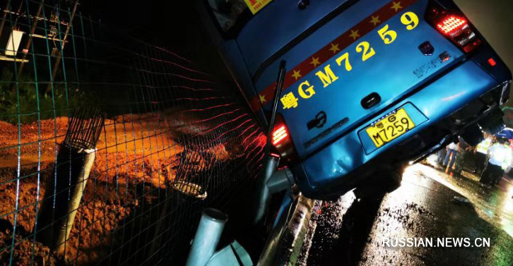 （新华网）（1）广东一辆大巴车在高速上侧翻 已致7人死亡 11人受伤