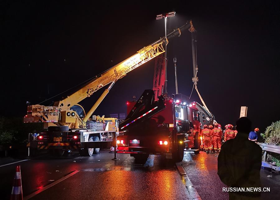 （新华网）（2）广东一辆大巴车在高速上侧翻 已致7人死亡 11人受伤