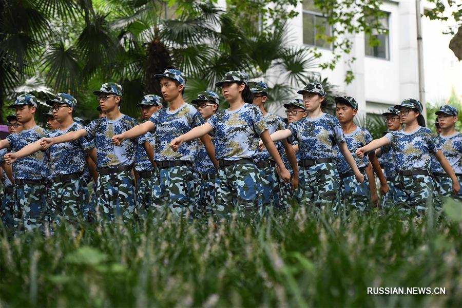 Китайский научно-технический университет проводит военную подготовку для первокурсников