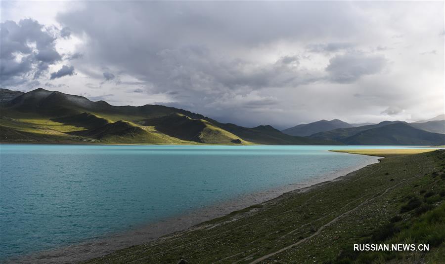 Осень на озере Ямджо-Юмцо в Тибете