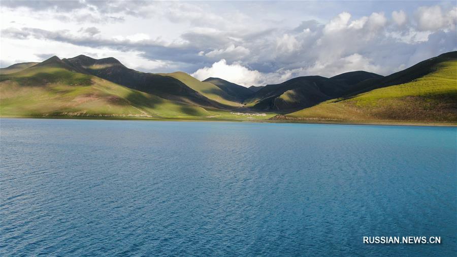 Осень на озере Ямджо-Юмцо в Тибете