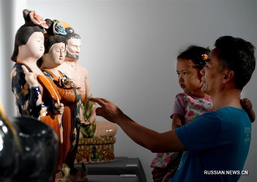 В провинции Хэнань открылась передвижная выставка трехцветной керамики из города Лоян
