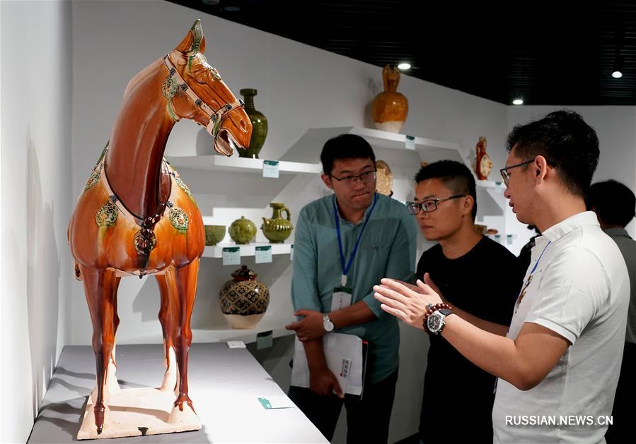 В провинции Хэнань открылась передвижная выставка трехцветной керамики из города Лоян