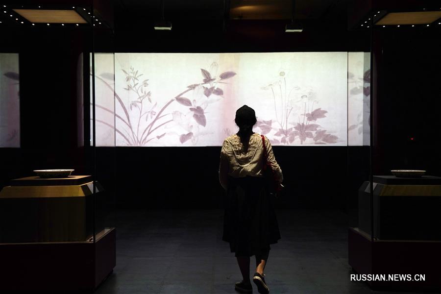 Выставка древних памятников с растительными мотивами открылась в Пекине