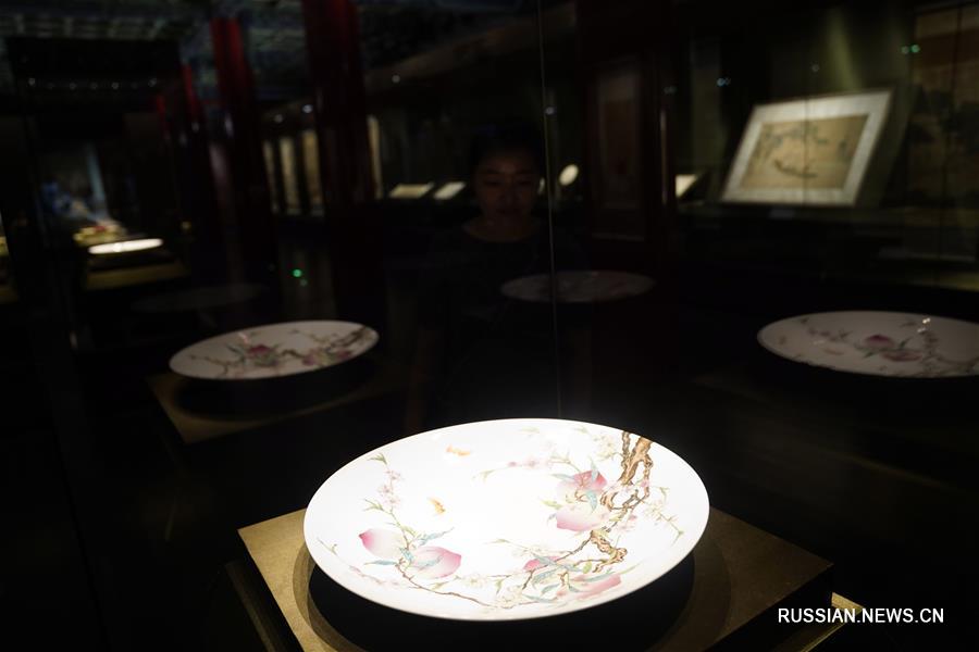 Выставка древних памятников с растительными мотивами открылась в Пекине