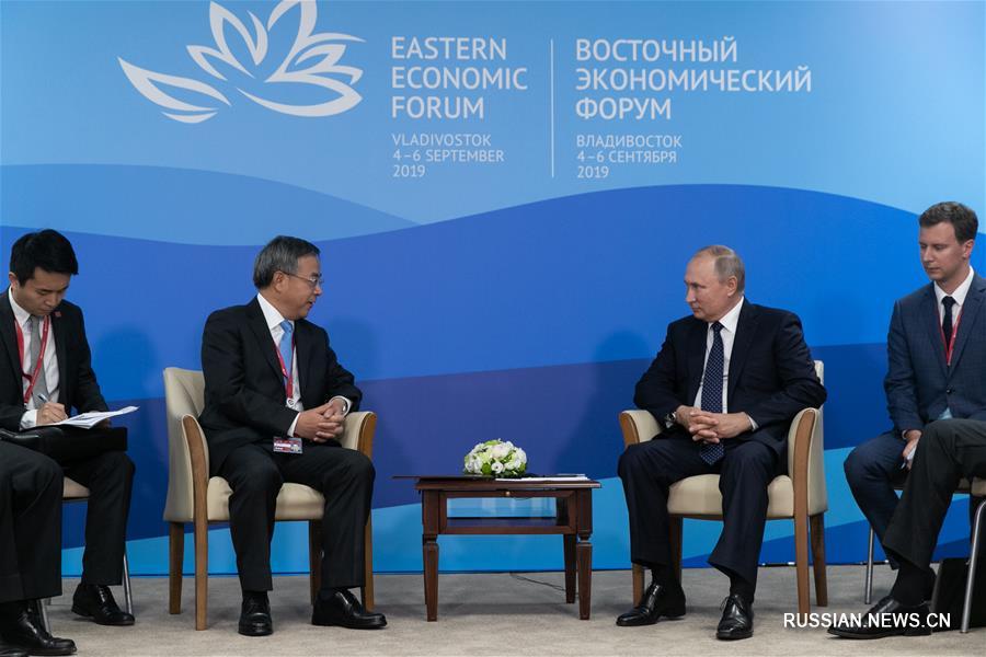 Президент России Владимир Путин встретился с Ху Чуньхуа