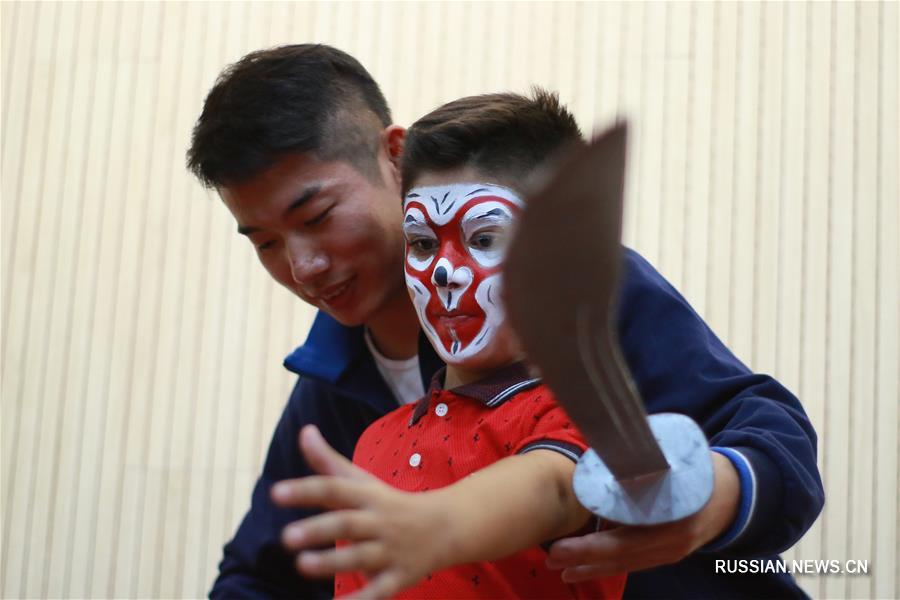 Артисты пекинской оперы провели в Ереване интерактивную лекцию, посвященную традиционной музыкальной драме Китая