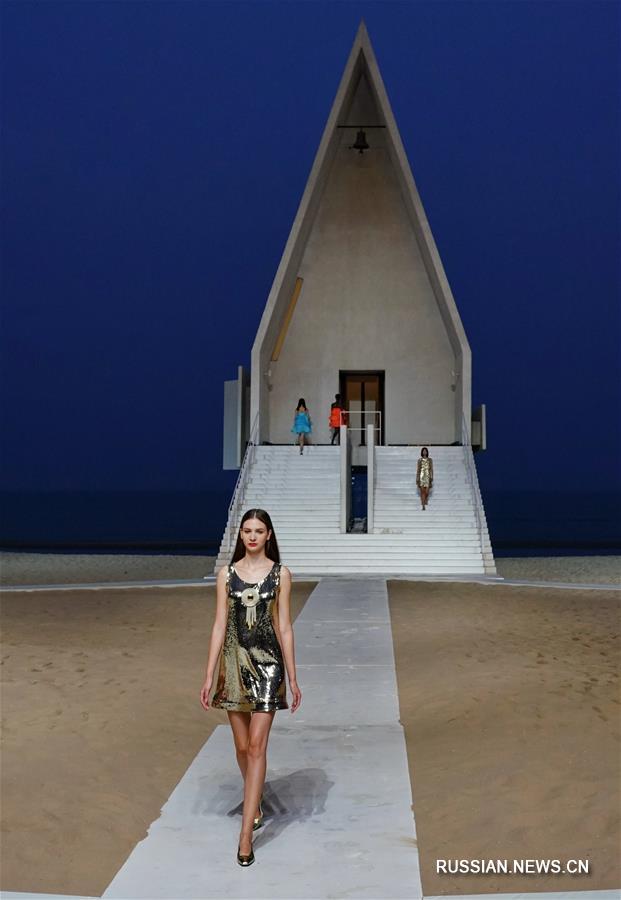 Модный показ на морском пляже