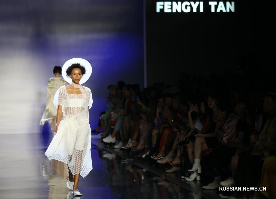 Китайский модельер Тань Фэнъи представила свою коллекцию на Нью-Йоркской неделе моды