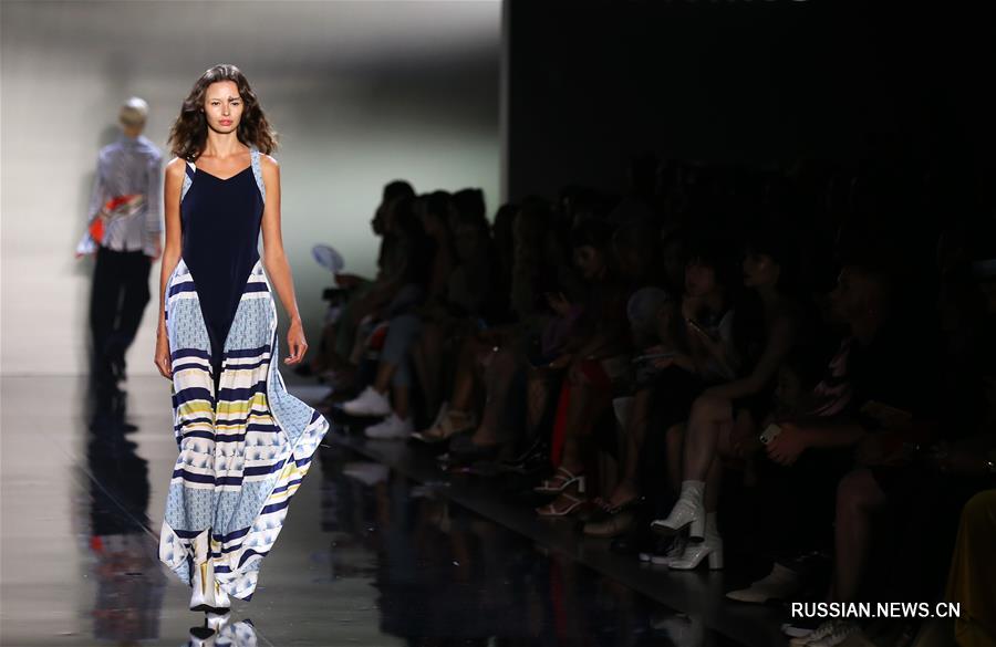 Китайский модельер Сюй Ивэй представила свою коллекцию на Нью-Йоркской неделе моды