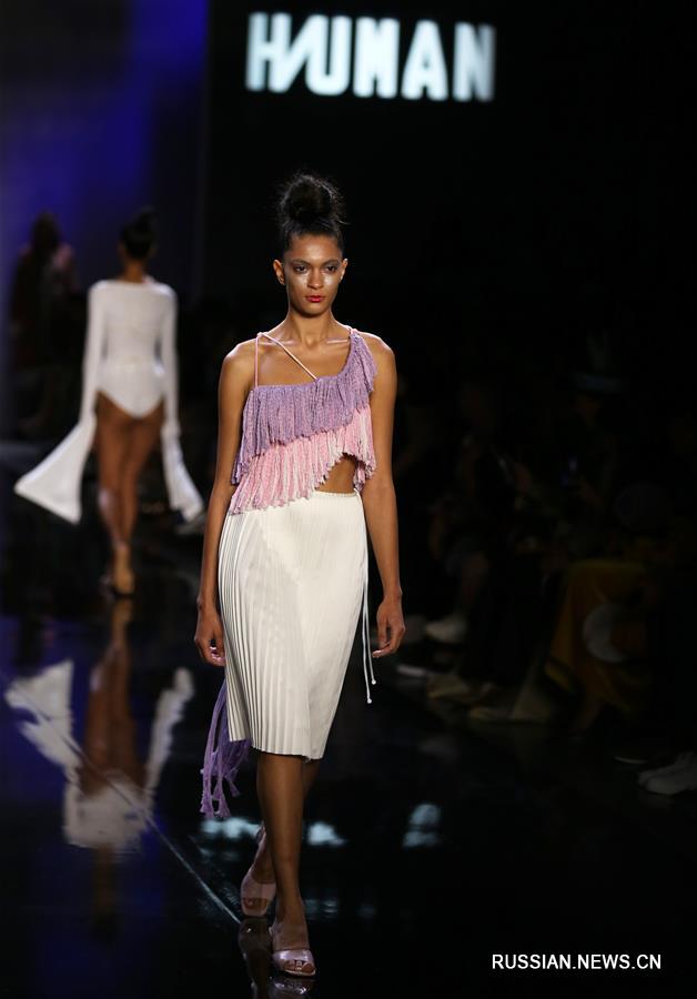 Китайский модельер Чжоу Сяовэнь представила свою коллекцию на Нью-Йоркской неделе моды