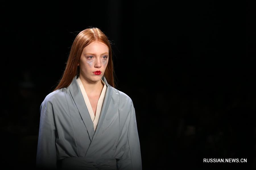 Китайский модельер Чжоу Сяовэнь представила свою коллекцию на Нью-Йоркской неделе моды