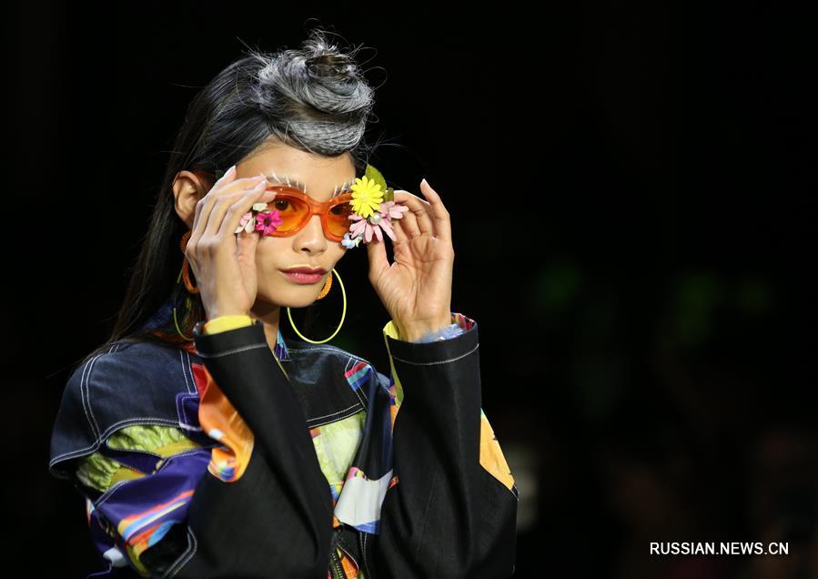 Китайский модельер Ся Ици представила свою коллекцию на Нью-Йоркской неделе моды 