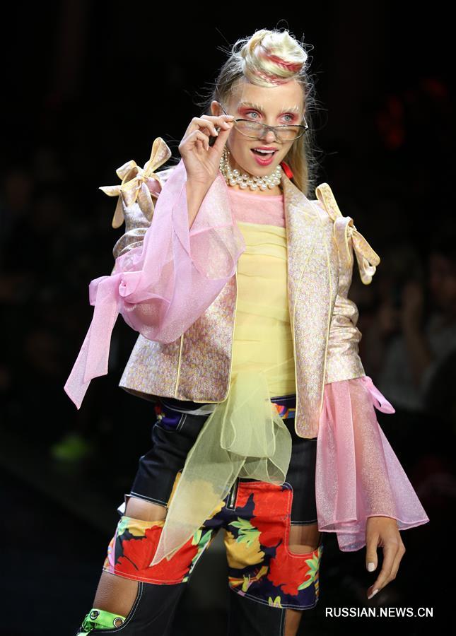 Китайский модельер Ся Ици представила свою коллекцию на Нью-Йоркской неделе моды 