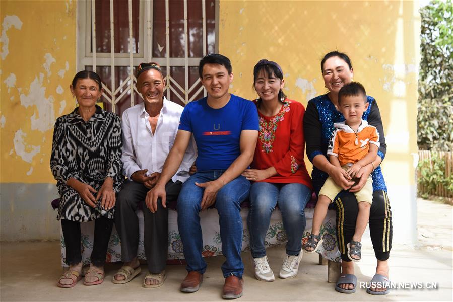 С улыбкой в новую жизнь -- Повседневная жизнь в борющихся с бедностью районах Синьцзян