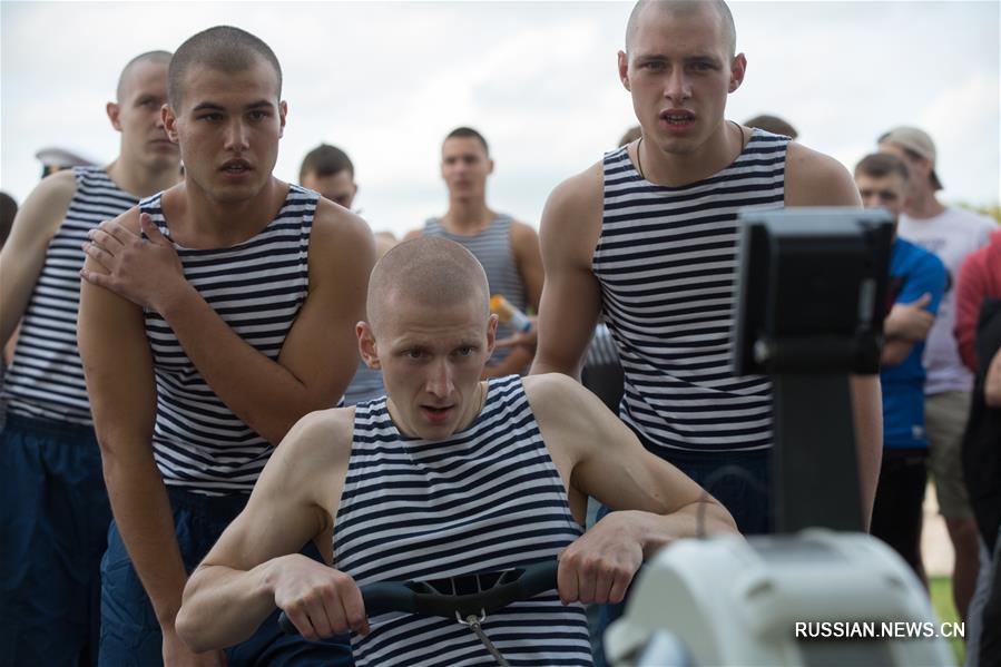 В Петербурге отметили 145-летие российской тельняшки