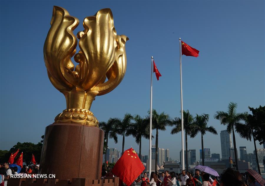 Церемония поднятия флагов КНР и САР Сянган на площади Золотой баугинии