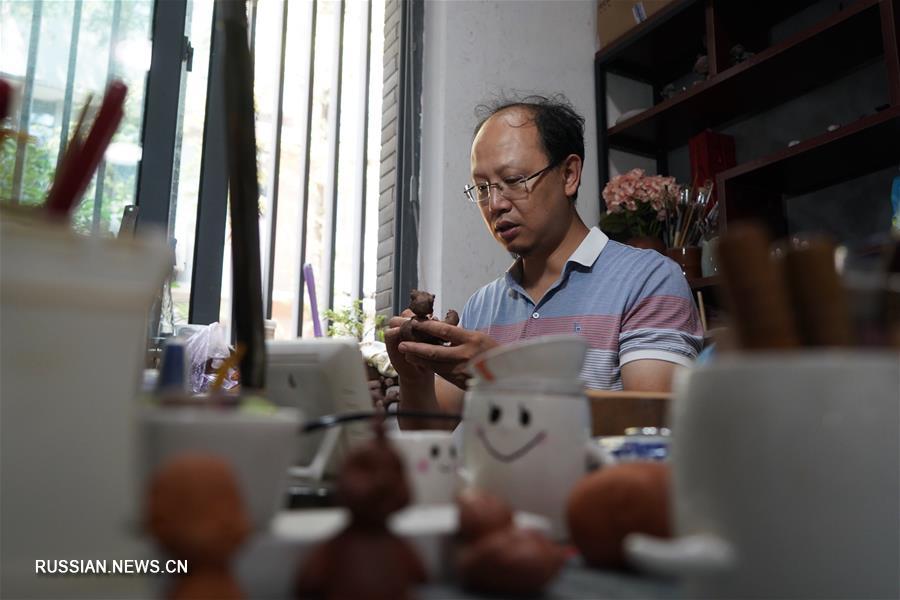 Хэ Бинь -- мастер лепки нанкинских глиняных фигурок