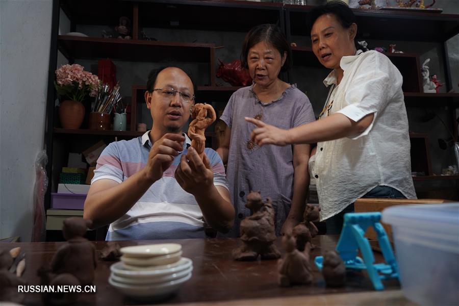 Хэ Бинь -- мастер лепки нанкинских глиняных фигурок