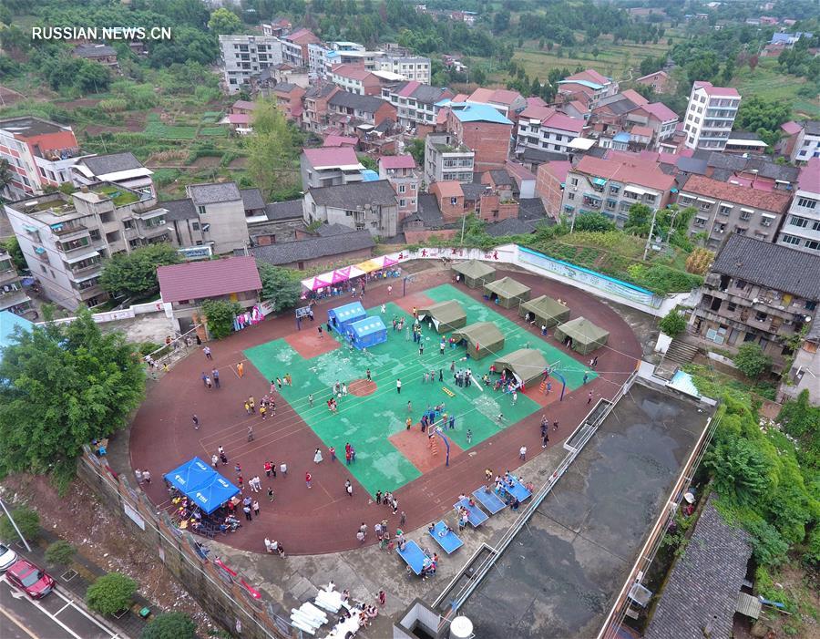 В пострадавших от землетрясения районах провинции Сычуань ведется спасательная операция