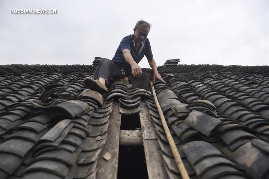 В пострадавших от землетрясения районах провинции Сычуань ведется спасательная операция