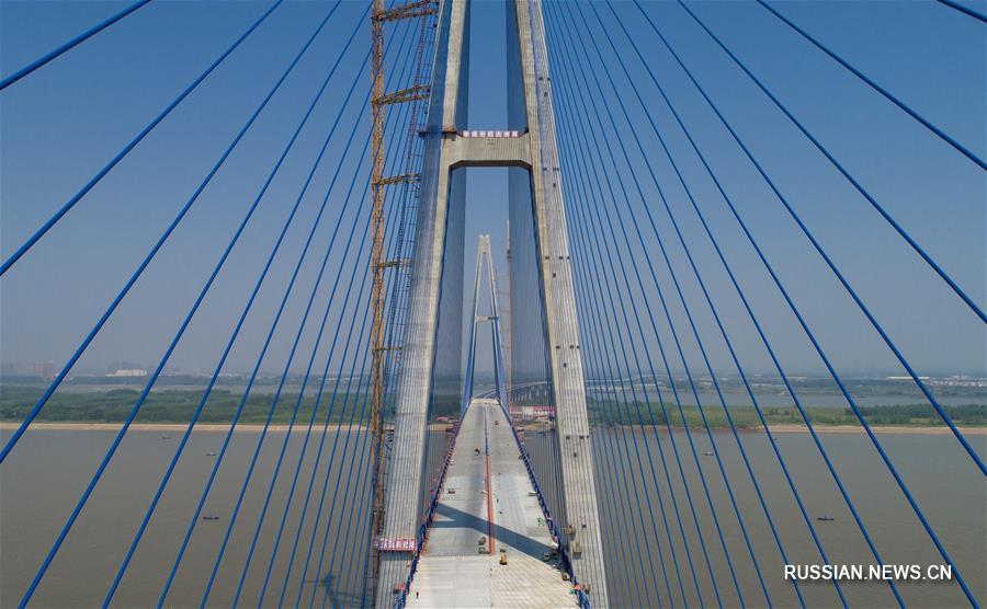 В Ухане близится к завершению строительство "самого широкого моста через Янцзы"