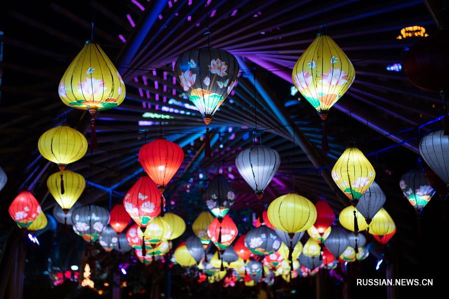 В Аомэне проходит Международный фестиваль фонарей 
