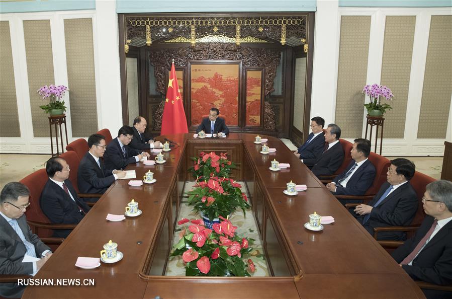 Ли Кэцян вручил Хэ Ичэну декрет о назначении его главой администрации САР Аомэнь