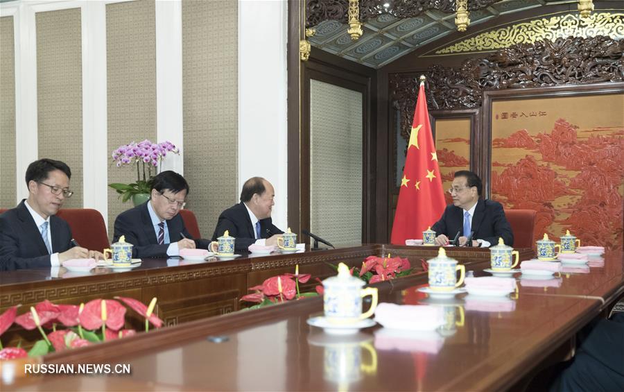 Ли Кэцян вручил Хэ Ичэну декрет о назначении его главой администрации САР Аомэнь