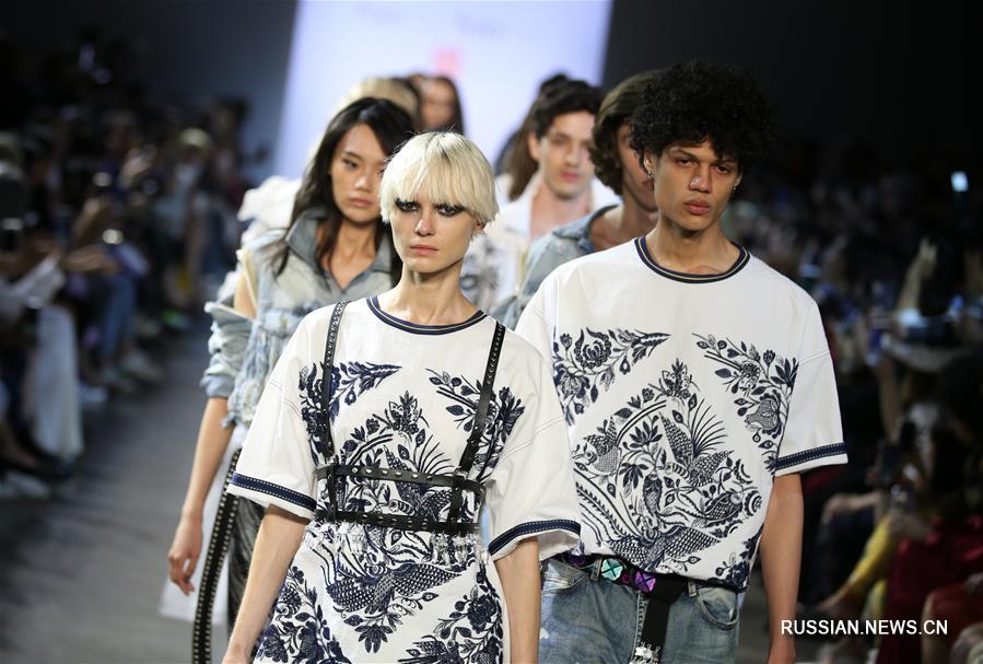 Показ коллекции китайской модной марки Taoray Taoray на Неделе моды в Нью-Йорке
